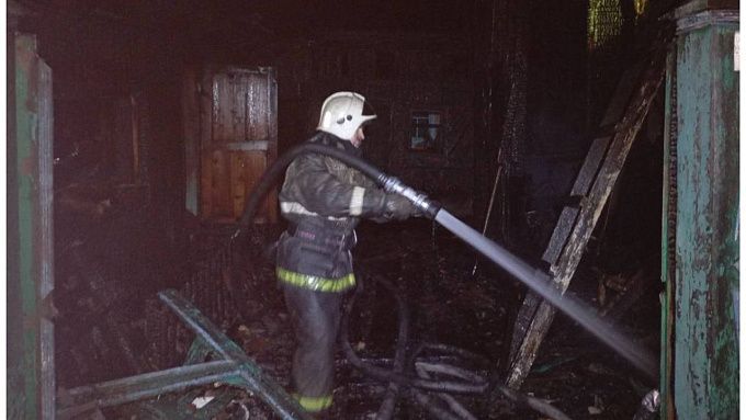 Пожарные спасли мужчину из горящего дома в Бурятии