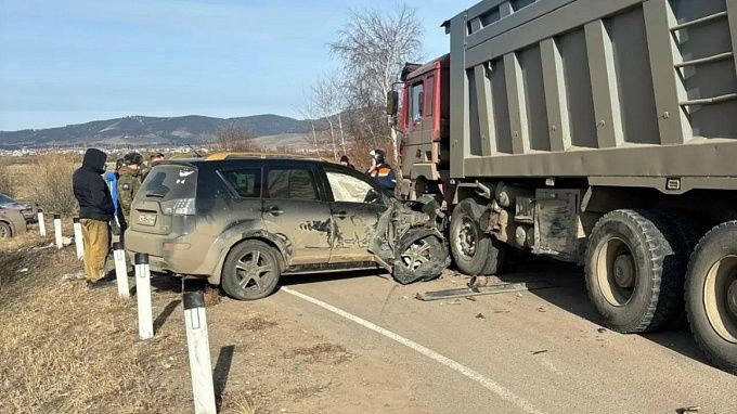 Водителя заблокировало в машине после столкновения с грузовиком в Бурятии