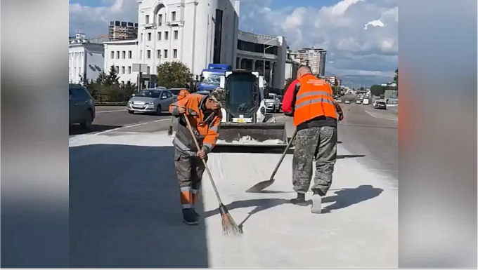 Мешки с цементом рассыпались на дорогу в центре Улан-Удэ 