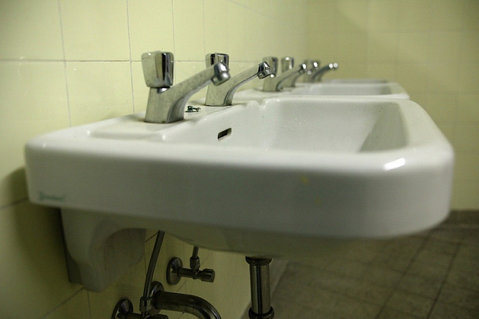 В Бурятии директор школы заплатил за недоделанные теплые туалеты