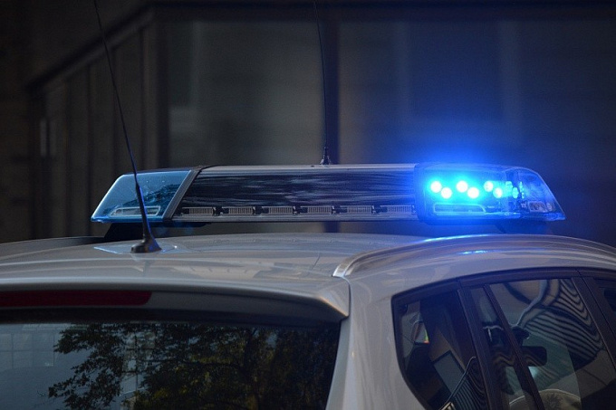 В Бурятии пассажир авто при полицейских выбросил мешок наркотиков