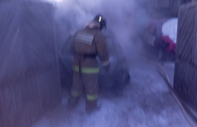 Пытался согреть: В Бурятии Subaru сгорел в гараже