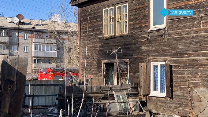 В Улан-Удэ прохожие вытащили двухлетнего ребенка из окна горящей квартиры
