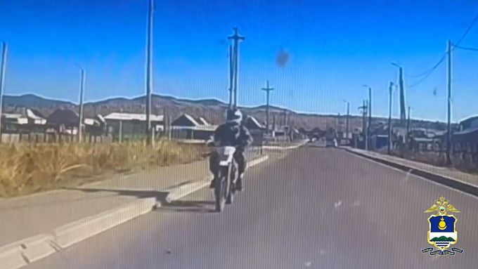 Пьяный мопедист гонял по селу в Бурятии 