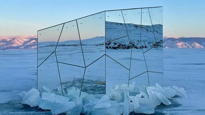 Зеркальную арт-капсулу установили на льду Байкала