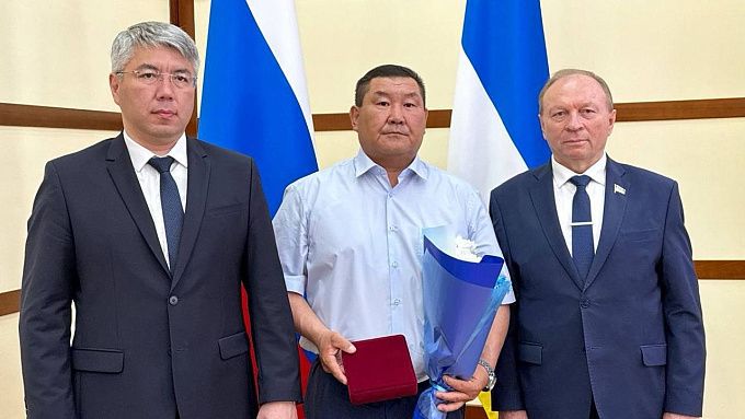 Спас десятки раненых: врач из Бурятии получил медаль «По зову долга и сердца»