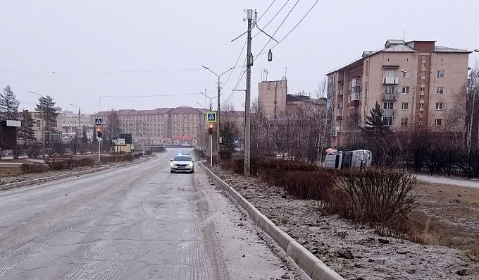 «Лэнд Крузер» слетел с трассы и перевернулся в городе Бурятии