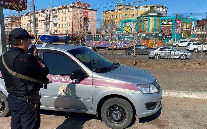 В Улан-Удэ безбилетница устроила скандал и разбила камнем стекло в трамвае 