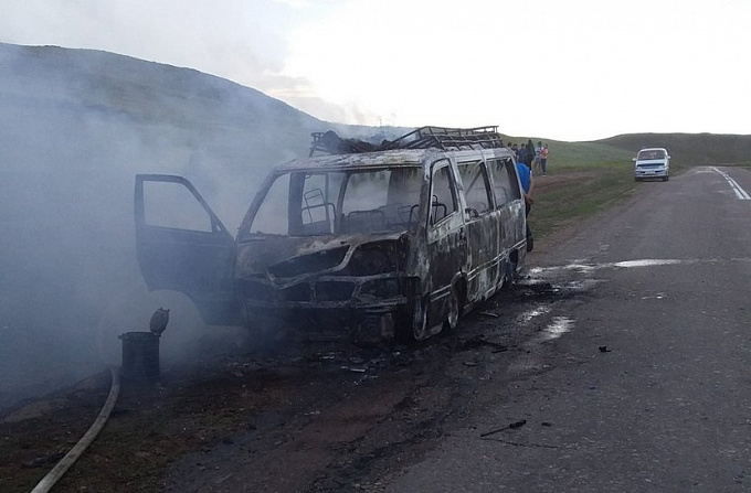 В Бурятии микроавтобус сгорел прямо на трассе