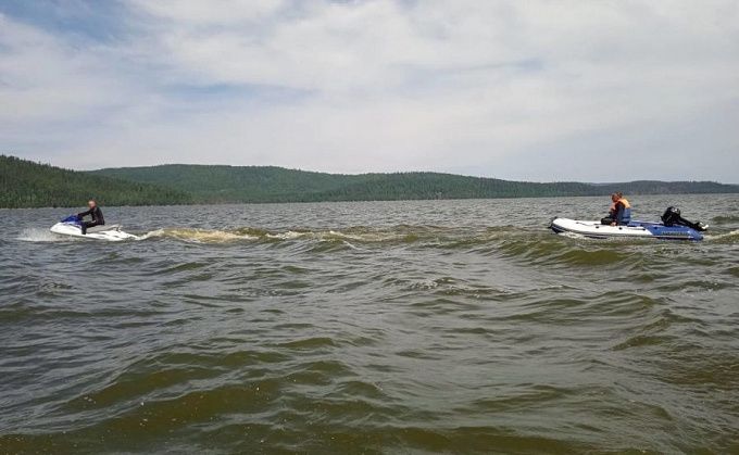 Мужчина на лодке со сломанным двигателем застрял посреди озера в Бурятии