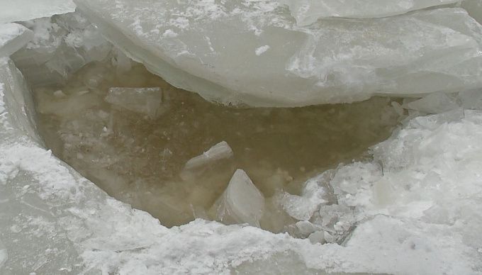 На Байкале легковушка провалилась под лед