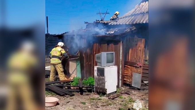 В Улан-Удэ огонь угрожал перейти на соседний дом