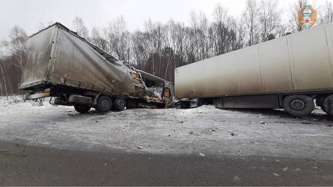 Мужчину зажало в автомобиле. Стали известны подробности лобового столкновения фур в Бурятии