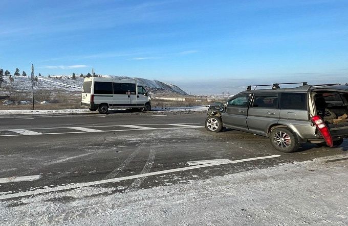 В Улан-Удэ легковушка влетела в маршрутку. Есть пострадавшие