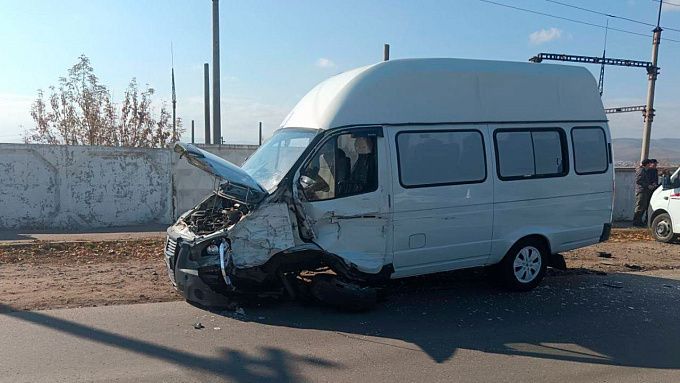 Легковушка влетела в пассажирский автобус в Улан-Удэ