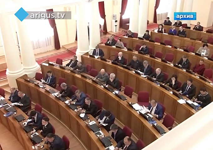 «Этот законопроект сырой!»: Решить вопрос по VIP-пенсиям депутаты Народного Хурала попросили Госдуму