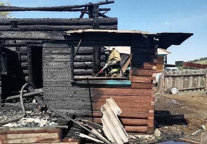 В Бурятии пенсионер не смог выбраться из горящего дома