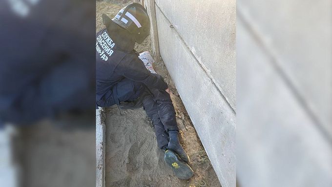 Ребенок получил перелом, застряв в бетонных блоках у школы в Улан-Удэ