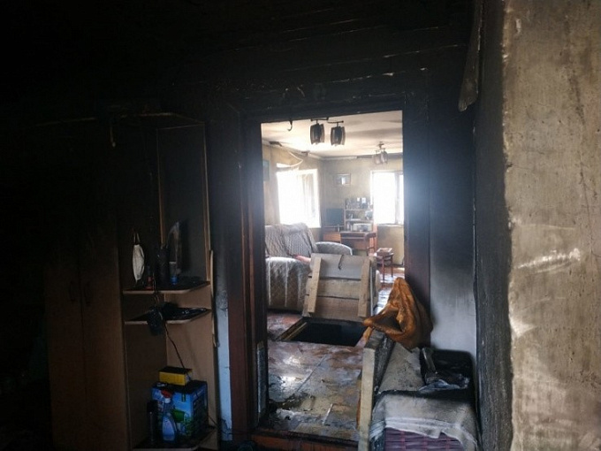 В Бурятии пожарные вынесли бабушку из горящего дома