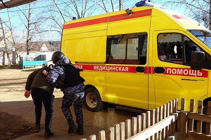 Буйный пациент забросал камнями машину скорой в Улан-Удэ  