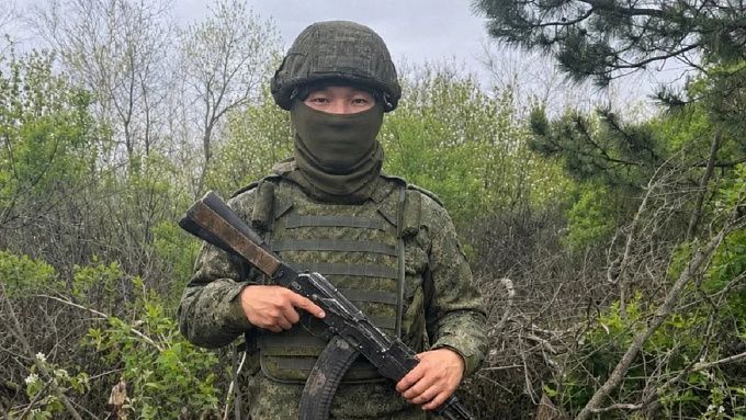 Военнослужащего танковой бригады из Бурятии наградили медалью Суворова