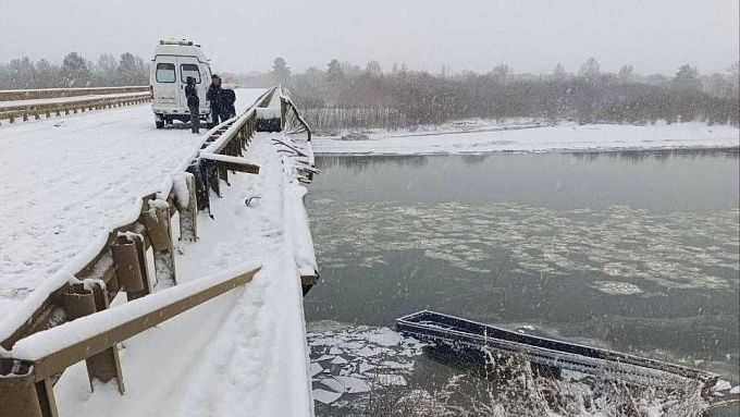 Грузовик с углем съехал в реку в районе Бурятии