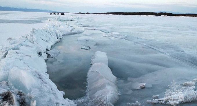 Многочисленные разрывы и трещины: Лед Байкала истончается в районе Бурятии