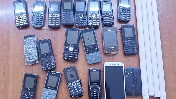 В Бурятии мужчина пытался перебросить в исправительную колонию почти 20 телефонов