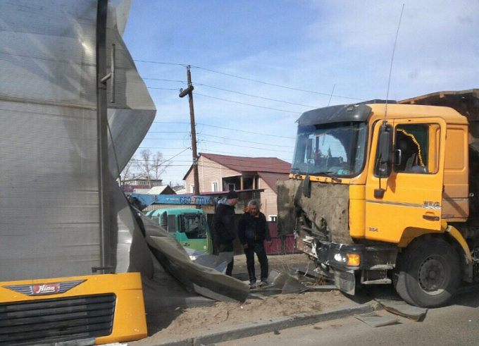 В Улан-Удэ водитель большегруза врезался в дорожное ограждение
