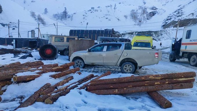 Бригада врачей работает на месте схода лавины на руднике в Бурятии