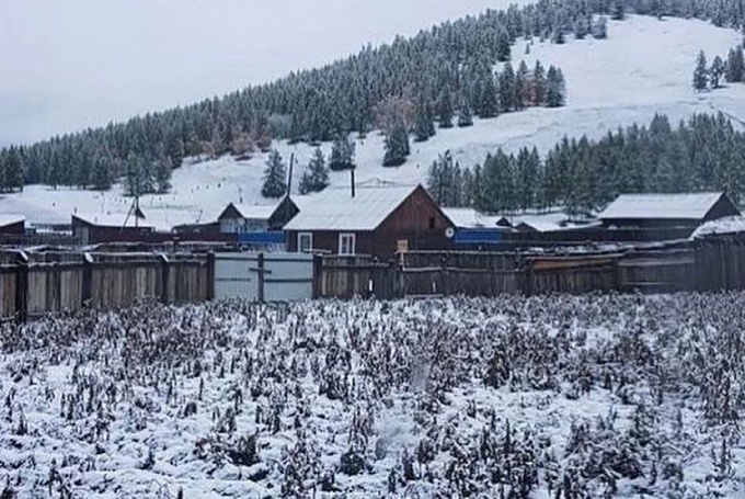 В Окинском районе Бурятии снова выпал снег