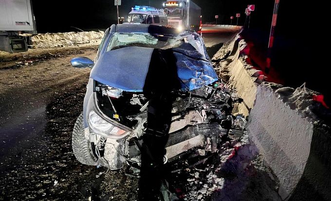 Машина в хлам: Легковушка врезалась в фуру на трассе в Бурятии