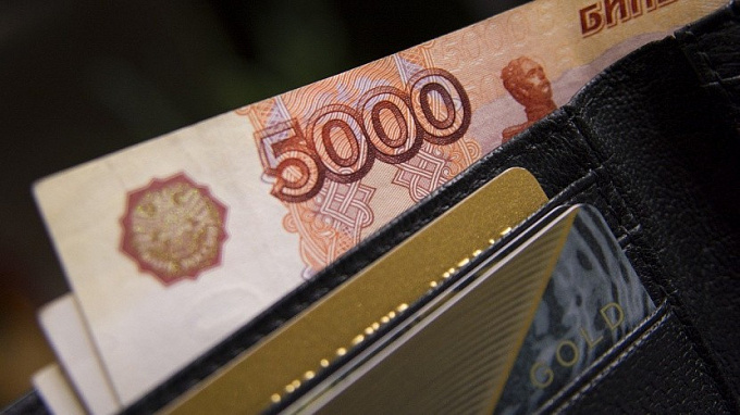 Путин поручил защитить минимальный доход от списания по долгам