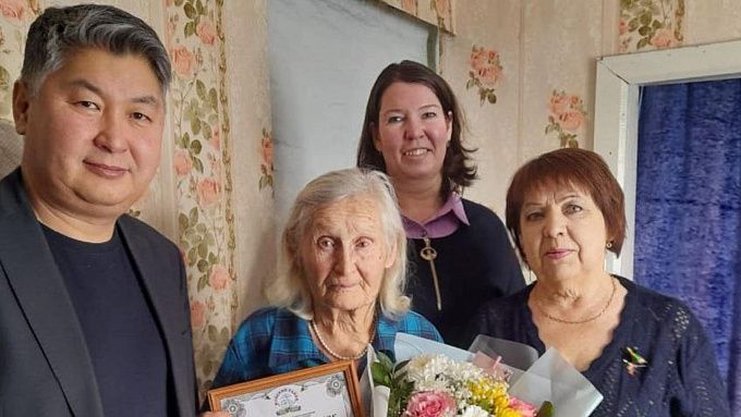 Ветеран труда отметила 90-летие в Бурятии