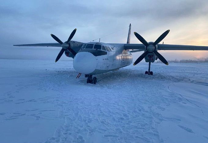 В Якутии пассажирский самолет приземлился прямо на реку