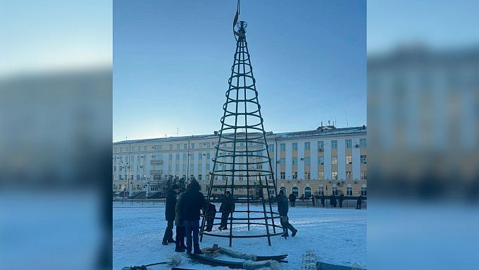 Главную елку устанавливают в центре Улан-Удэ