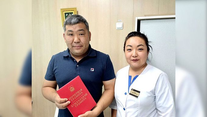 В Бурятии наградили хирурга за спасение двух жизней