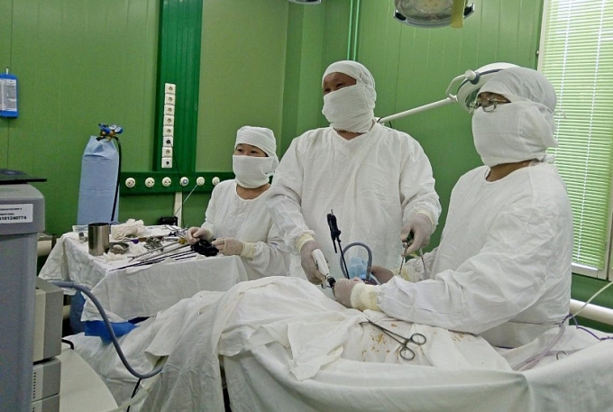 В Улан-Удэ врачи-урологи провели уникальную операцию по удалению почки