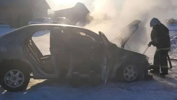 Три машины сгорели из-за неисправной электропроводки в Бурятии