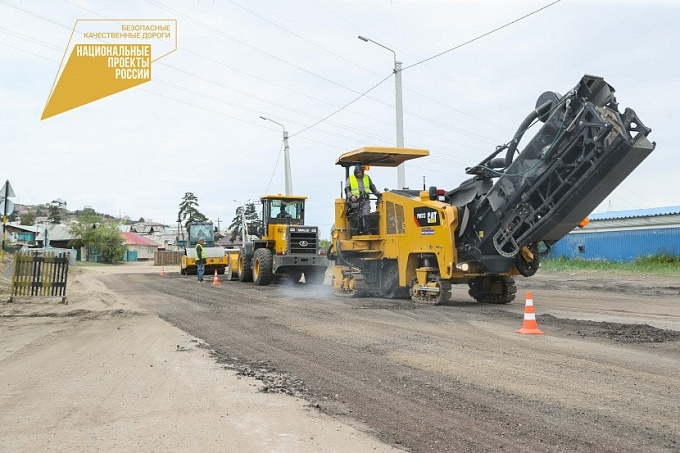 «Давно нуждалась»: В Улан-Удэ ремонтируют дорогу на улице Дальневосточная