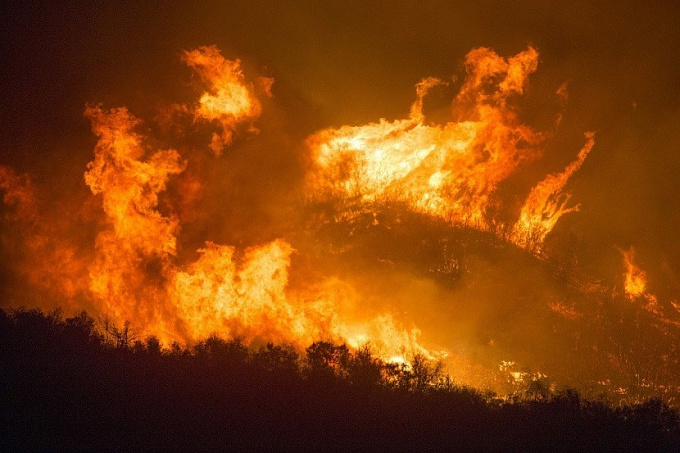 В Бурятии более 100 человек тушат пожар в нацпарке