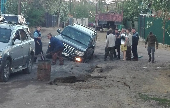 В Улан-Удэ Land Cruiser провалился под землю (ФОТО)