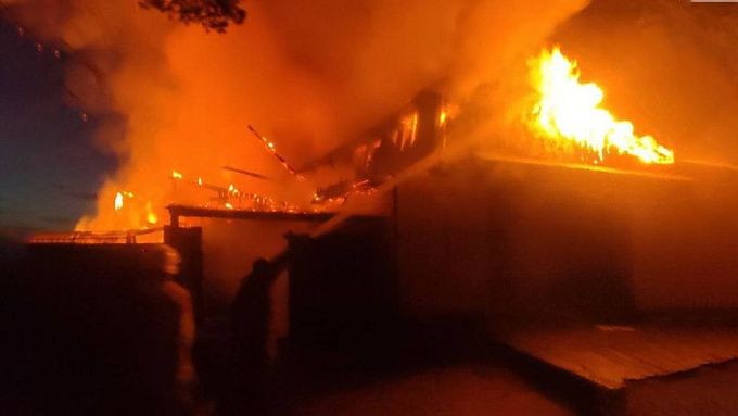 Пожар уничтожил несколько строений в поселке Бурятии