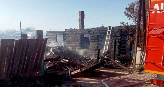 В Бурятии из-за детской шалости дотла сгорели дом, веранда и дровяник 