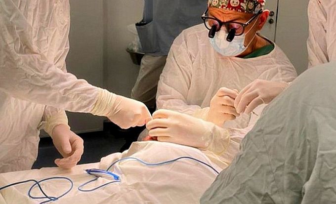 Именитый хирург прооперирует младенца из Бурятии с аномалией почки