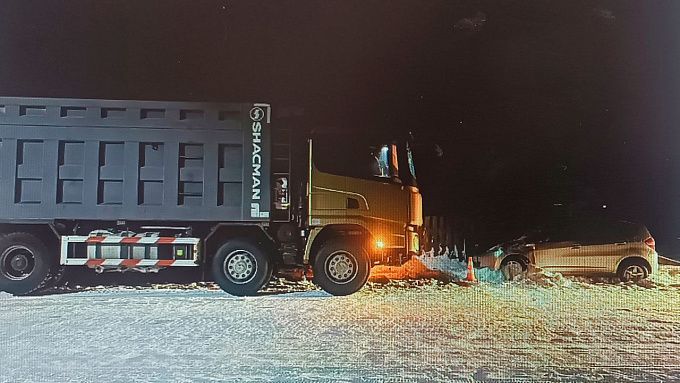 Грузовик врезался в легковушку в селе Бурятии