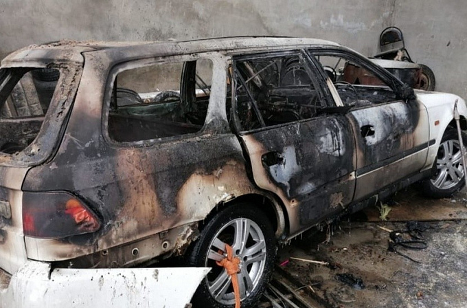 В Улан-Удэ мужчина получил ожоги, пытаясь потушить свою машину