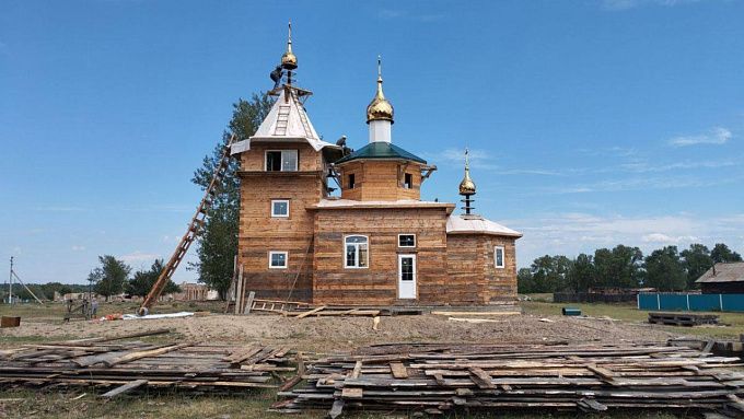 В храме Бурятии установили и освятили купола