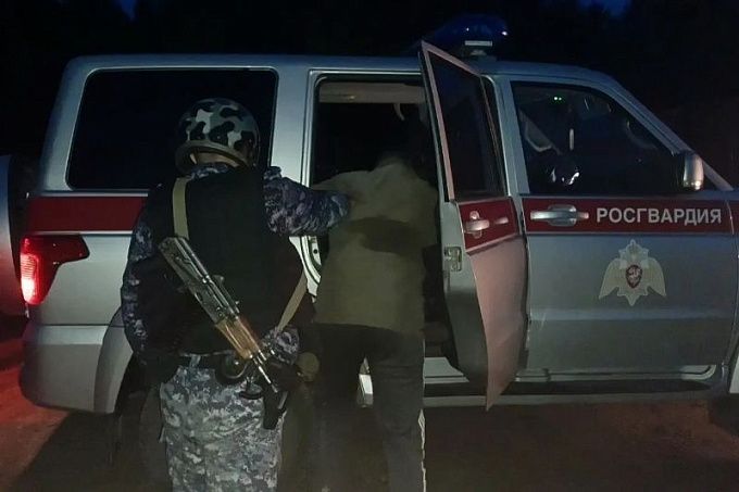 Пьяный житель Бурятии два раза выстрелил по гаражу соседа
