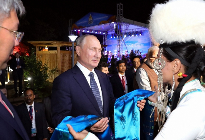 Путин и премьер-министр Индии посетили павильон Бурятии на ВЭФ-2019